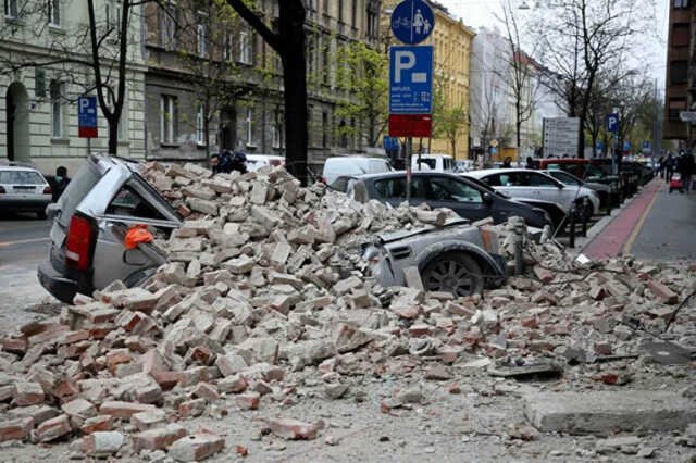 Automóvel destruído por escombros de prédio abalado em terremoto ocorrido em 22 de março de 2020 em Zagreb, Croácia