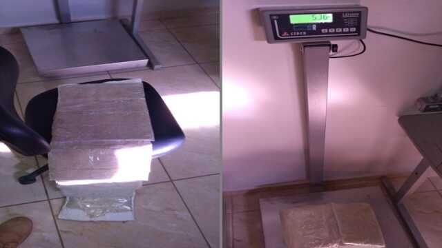 Em atividade de fiscalização de transporte coletivo de ônibus interestadual, os agentes federais desconfiaram do comportamento de uma passageira, que seguia viagem na rota Porto Velho x Cuiabá. A mulher trazia, junto ao corpo, 5,360 kg (cinco quilos e trezentos e sessenta gramas) de pasta base de cocaína, acondicionadas em uma espécie de cinta. A infratora foi conduzida para a Delegacia de Policia Civil para registro da ocorrência e encaminhamento à Justiça. Entenda o que é pasta base Pasta Base é uma das substâncias listadas como droga no Brasil, tendo sua comercialização proibida.  Constitui matéria prima para fabricação de entorpecentes como crack e cocaína (pó). Um quilo de pasta base pode ser transformado em dezenas de quilos de outras drogas. Apoio de imagens dos policiais de Ji-Paraná  (DEL 02) Fonte: NUCOM/PRF-RO