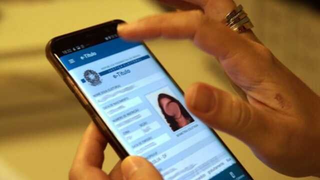 Aplicativo e-Título aberto em um smartphone mostrando opções de justificativa eleitoral
