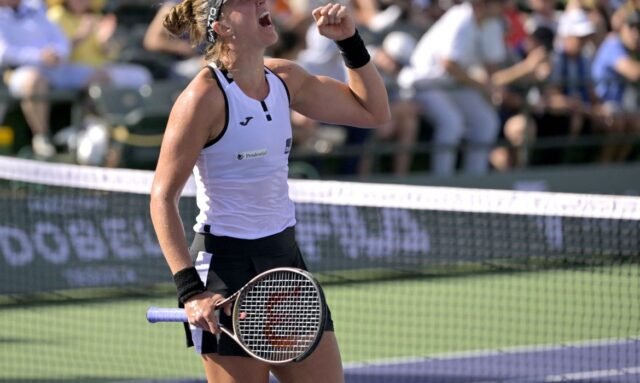 Bia Haddad Maia comemorando em quadra