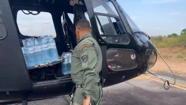helicóptero de apoio leva água