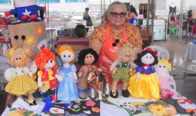 expositora apresentando suas bonecas e seus produtos na Feira de Empreendedores de Rondônia