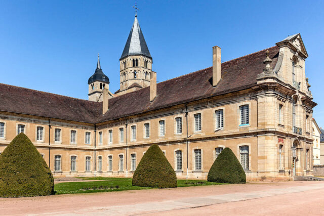 A Abadia de Cluny é uma abadia localizada na Borgonha, na França
