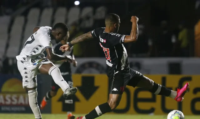 jogadores de futebol do vasco e botafogo disputam jogada decisiva
