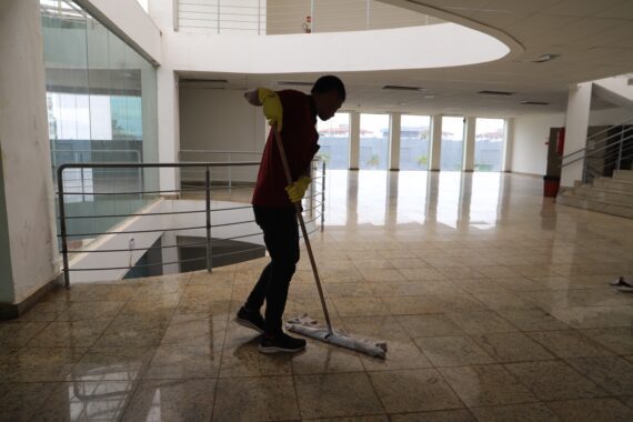 Com mão de obra reeducanda, mutirão de limpeza é realizado nos teatros Palácio das Artes e Guaporé