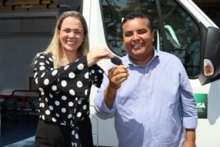 Cláudia de Jesus entrega ambulância de R$ 400 mil para distrito de Triunfo