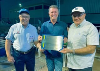 Luizinho homenageia Ciclo Cairu por 40 anos de contribuição ao Estado