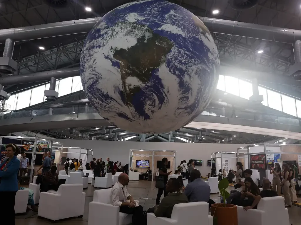 Globo-terrestre-pendurado-no-teto-de-pavilhao-da-Blue-Zone-na-Conferencia-das-Nacoes-Unidas-sobre-Mudancas-Climaticas-COP30-em-Belem-PA.-Foto-Tania-RegoAgencia-Brasi Globo-terrestre-pendurado-no-teto-de-pavilhao-da-Blue-Zone-na-Conferencia-das-Nacoes-Unidas-sobre-Mudancas-Climaticas-COP30-em-Belem-PA.-Foto-Tania-RegoAgencia-Brasi