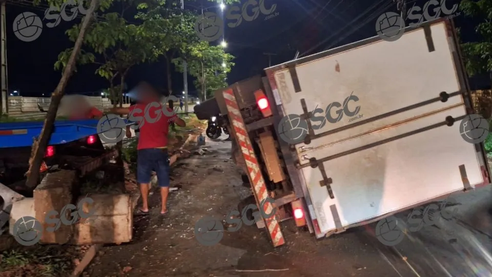 caminhao-tomba-na-avenida-guapore caminhao-tomba-na-avenida-guapore