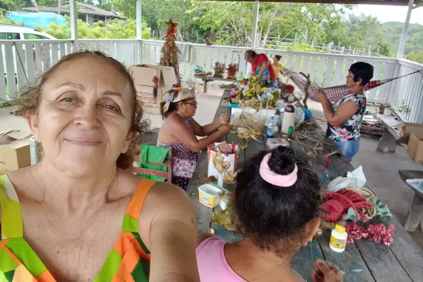 Imagem colorida mostra mulheres de Óbidos produzindo artesanatos