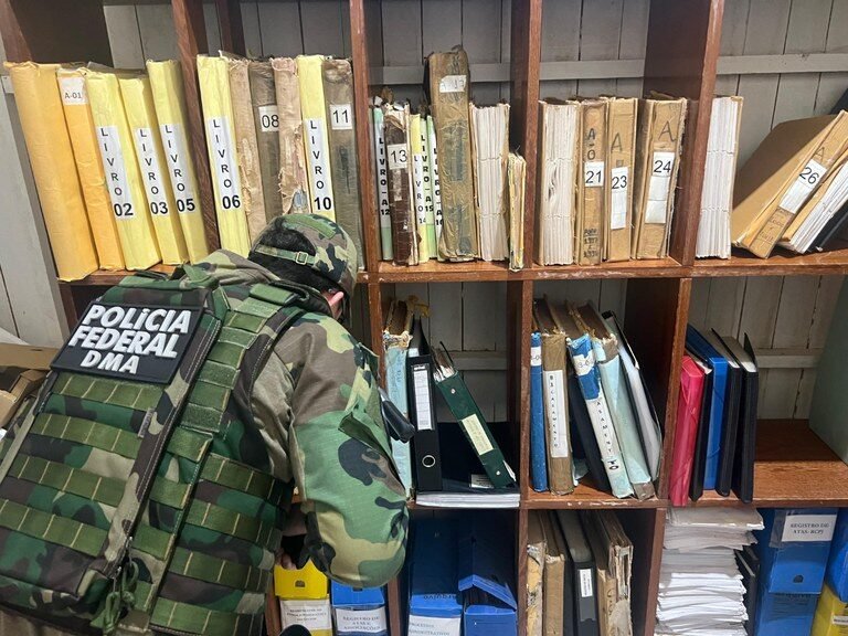 Imagem colorida mostra ação da PF em cartório para combate a grilagem de terras no Acre