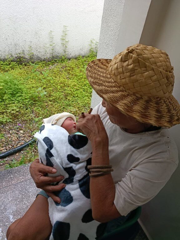 Bebe-do-povo-Akuntsu-e-o-pai-Foto-Divulgacao-Funai-1