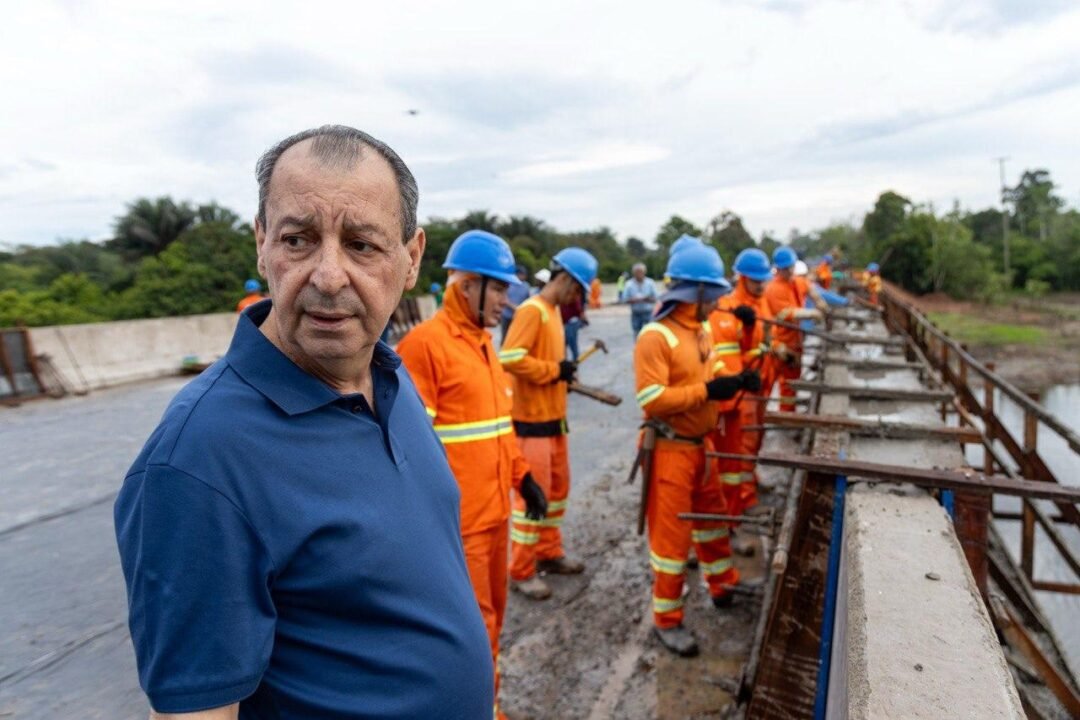 Senador Omar Aziz acompanhando trabalhos na BR-319