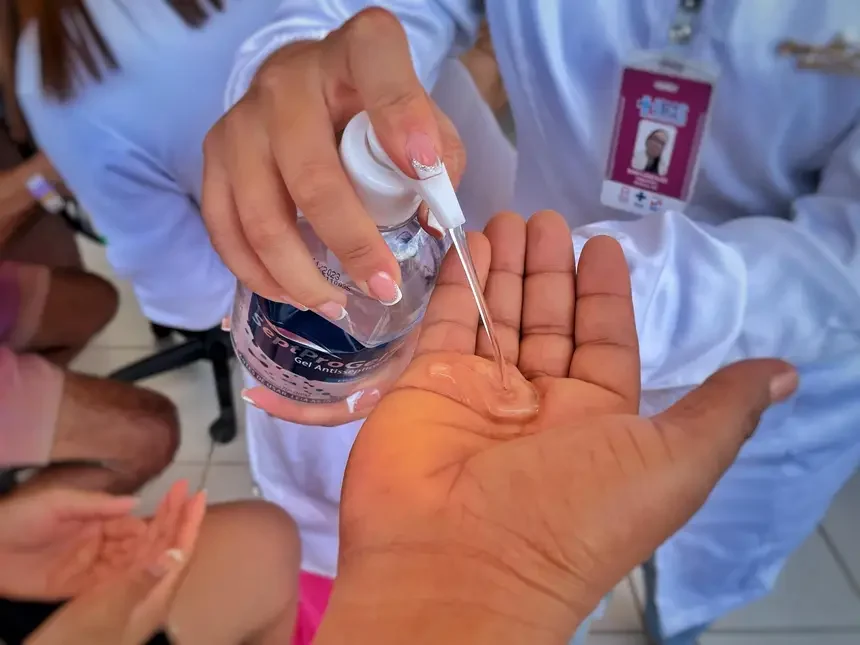 Higienização frequente das mãos segue como uma das principais formas de proteção de doenças no período chuvoso. 