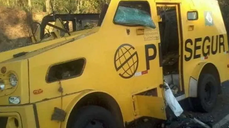 criminosos-explodem-carro-forte-em-tentativa-de-assalto criminosos-explodem-carro-forte-em-tentativa-de-assalto