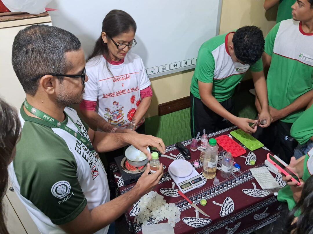 Sabonetes e velas são usadas como repelentes contra dengue e malária em Humaitá, no Amazonas