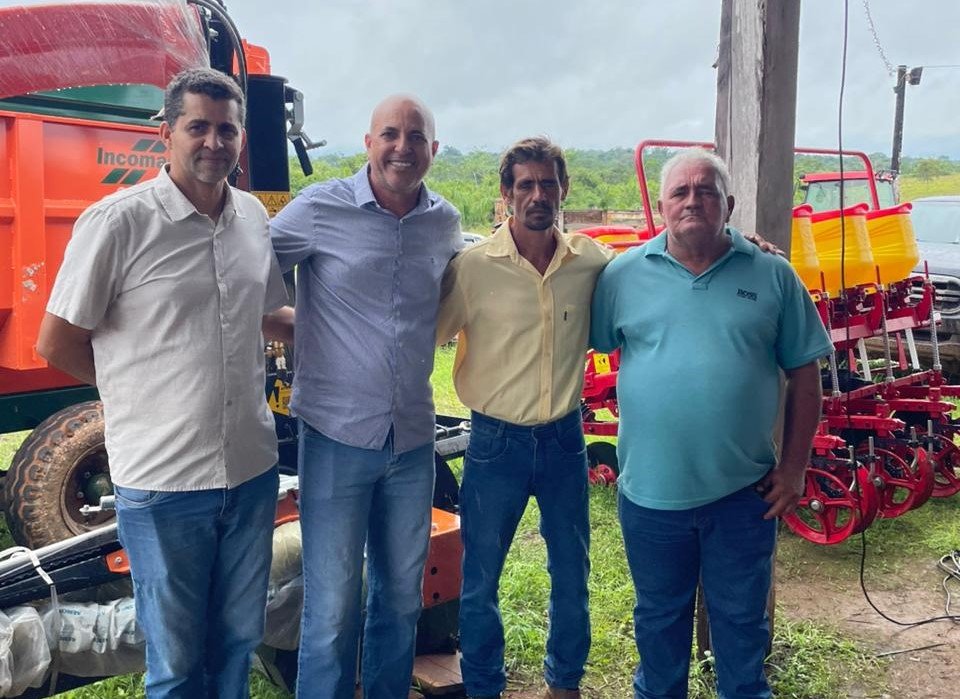 ismael-crispin-impulsiona-a-agricultura-familiar-de-corumbiara-com-a-participacao-da-entrega-de-novos-implementos-agricolas ismael-crispin-impulsiona-a-agricultura-familiar-de-corumbiara-com-a-participacao-da-entrega-de-novos-implementos-agricolas