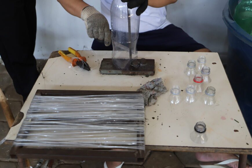 mao-de-obra-reeducanda-produz-500-vassouras-com-material-reciclavel-em-porto-vel