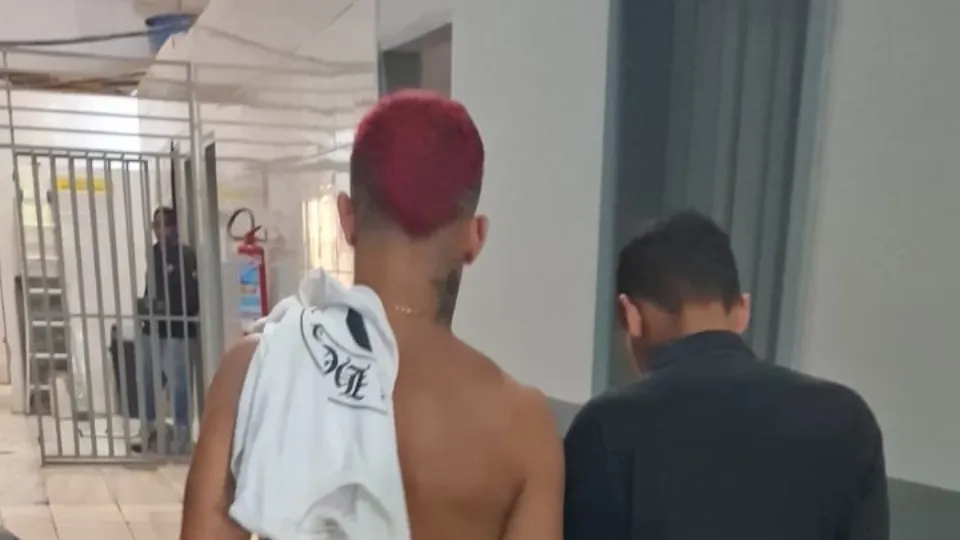 policia-descobre-moco-do-trafico-e-apreende-dois-adolescentes-com-drogas-na-zona-sul