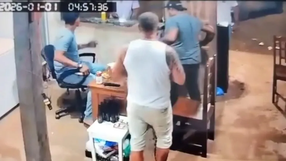 video-homem-e-assassinado-com-20-facadas-apos-discussao-em-bar video-homem-e-assassinado-com-20-facadas-apos-discussao-em-bar