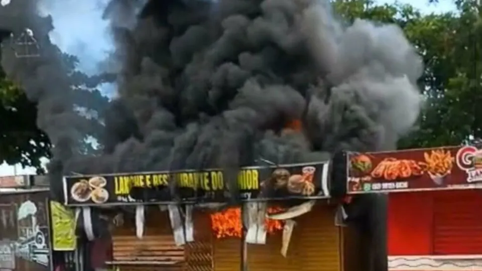 video-lanchonete-pega-fogo-mas-corpo-de-bombeiros-contem-incendio video-lanchonete-pega-fogo-mas-corpo-de-bombeiros-contem-incendio