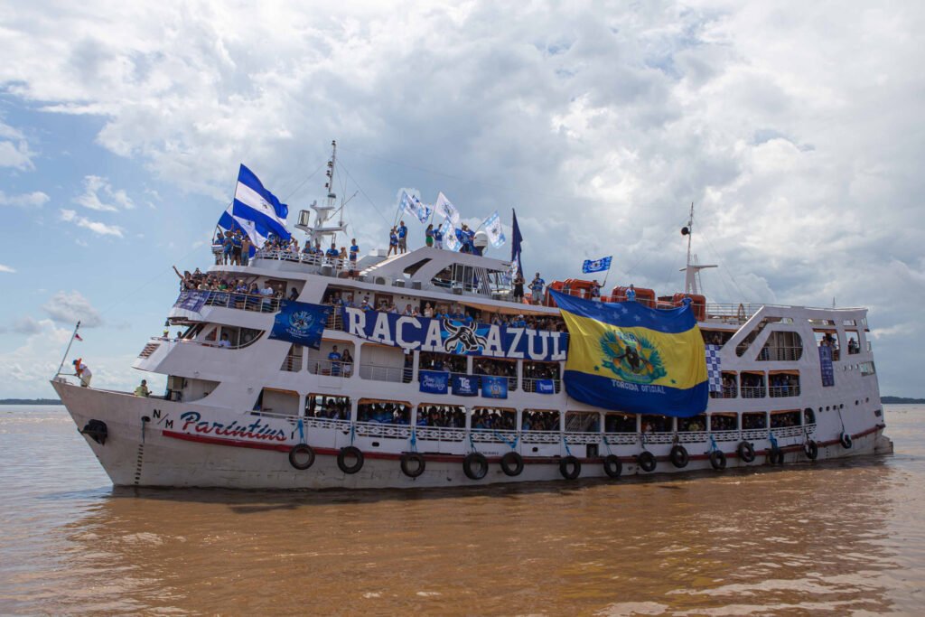 Barco do movimento marujada chegando em Parintins