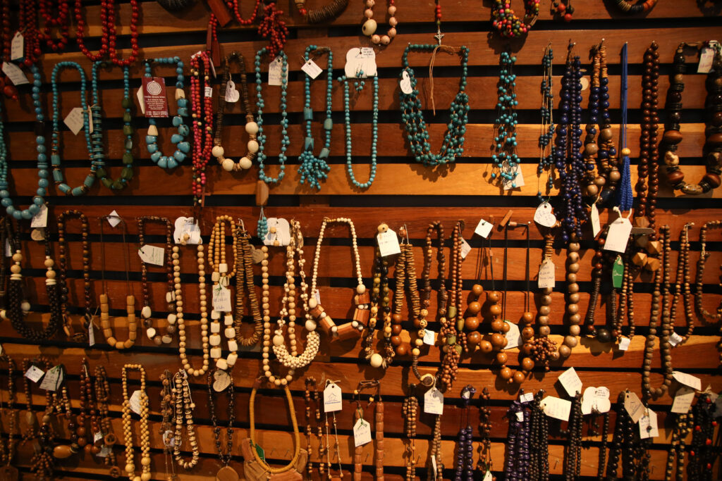 Imagem colorida mostra várias peças de artesanato expostas em parede