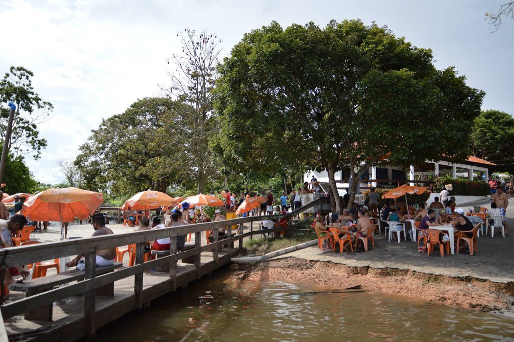 Imagem colorida mostra balneário do Cantagalo em Parintins