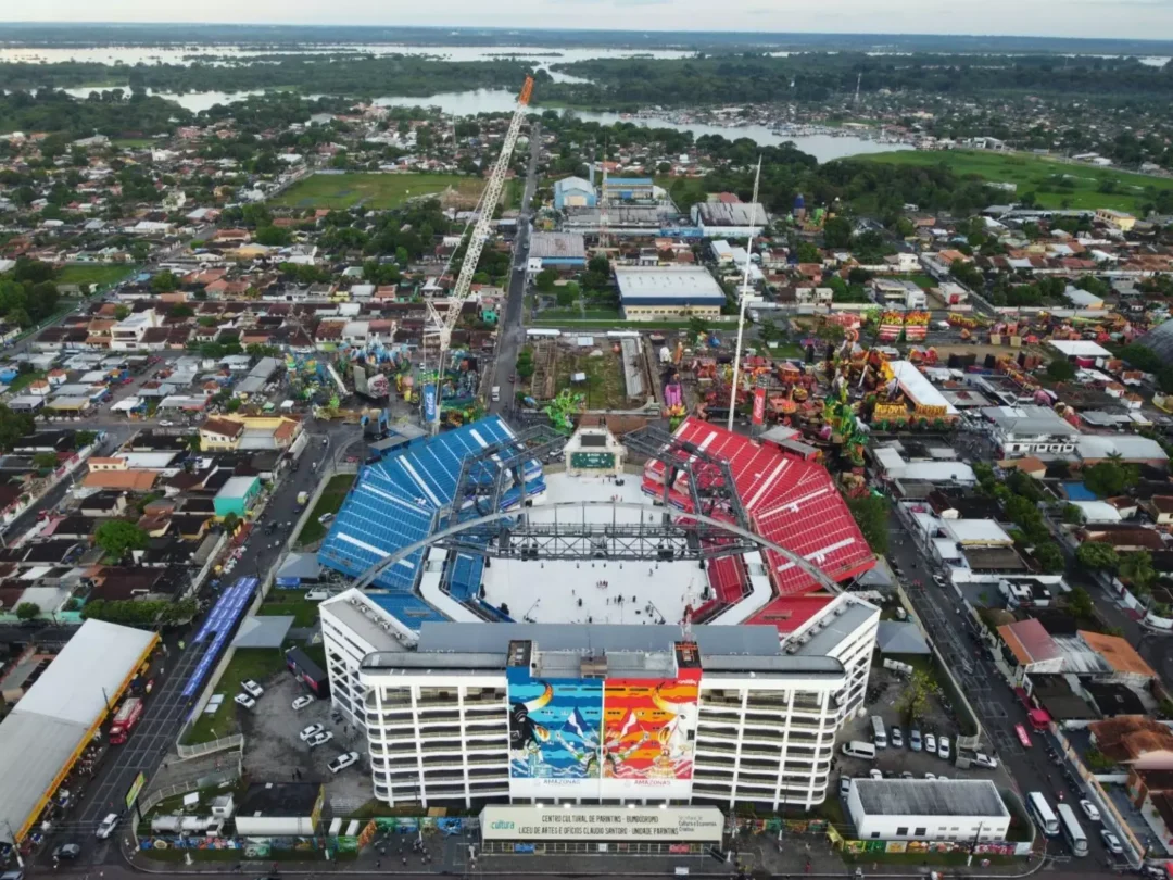 Imagem colorida mostra vista aérea do bumbódromo e atrás a praça dos bois