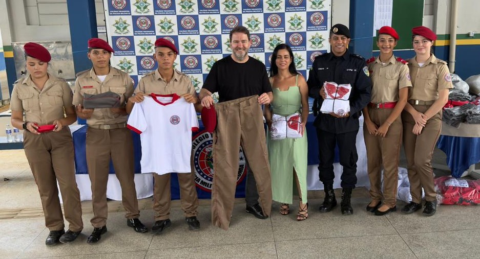 deputado-alex-redano-prestigia-entrega-de-604-uniformes-no-ctpm-iii-e-garante-investimento-de-r-140-mil-em-ariquemes deputado-alex-redano-prestigia-entrega-de-604-uniformes-no-ctpm-iii-e-garante-investimento-de-r-140-mil-em-ariquemes
