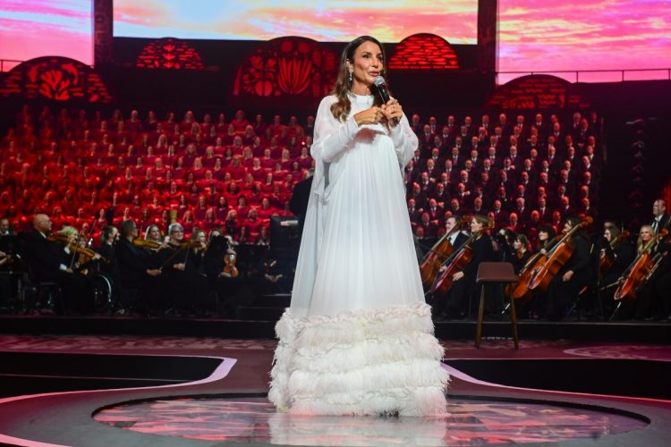 Ivete Sangalo canta exibindo hematomas