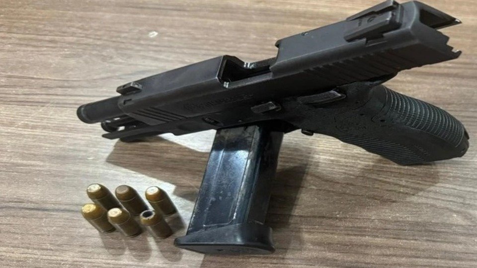 pm-apreende-pistola-dentro-de-caminhonete-de-empresario