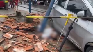 Idoso morre após carro invadir parada de ônibus