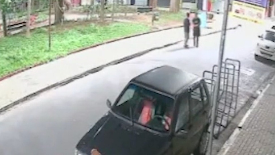 video-professor-de-danca-mata-homem-para-defender-garota-do-job