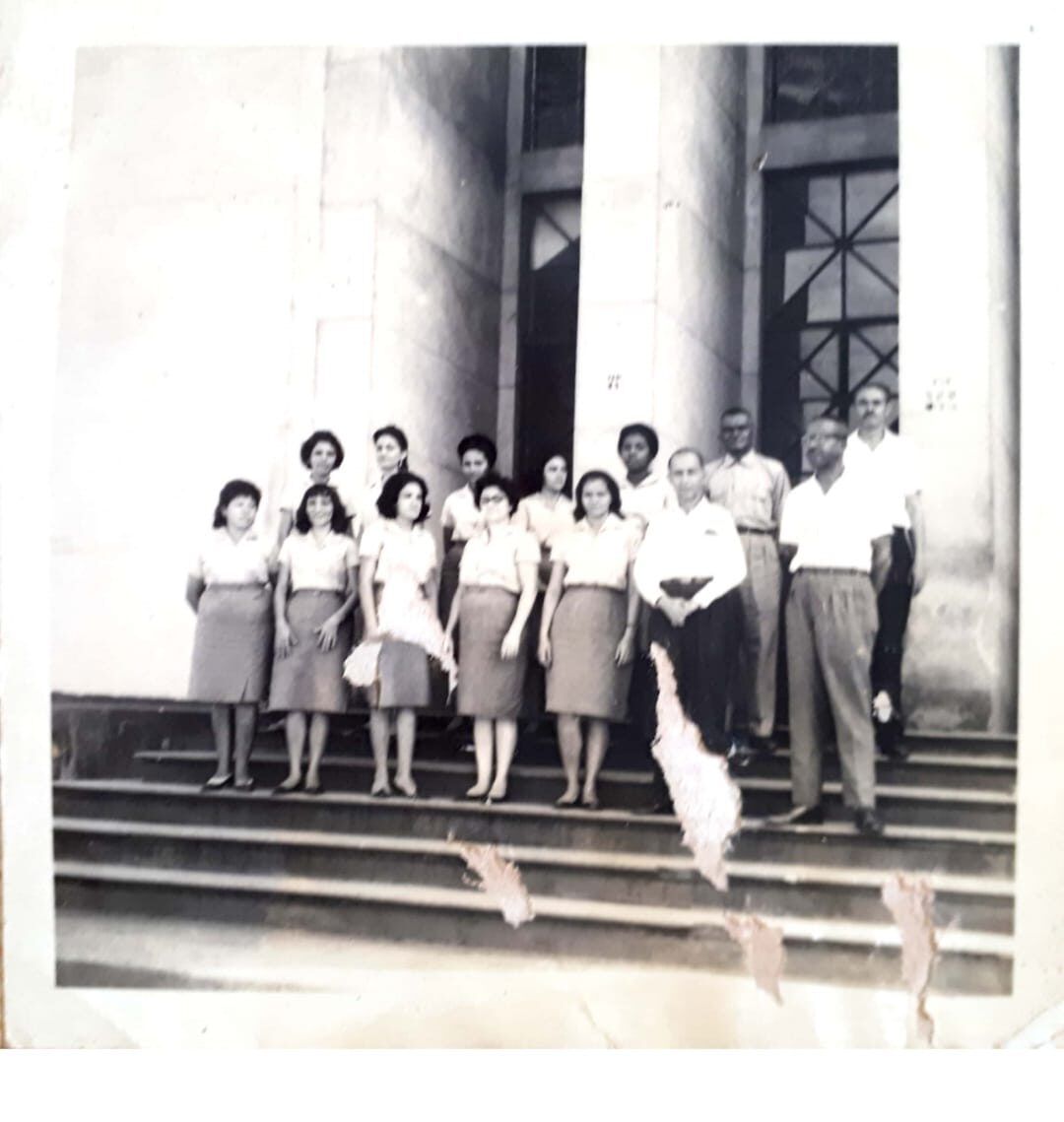 Euzenir iniciou como escriturária e chegando ao cargo de oficial de administração.