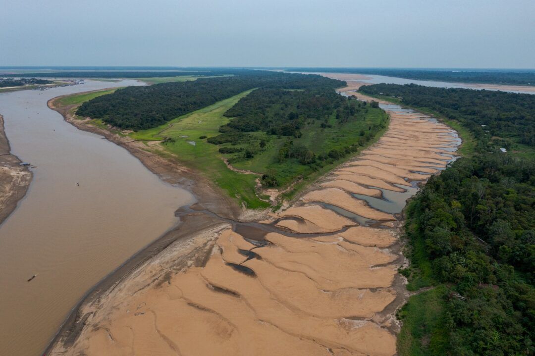 Seca extrema e temperaturas recordes de até 41°C levaram ao superaquecimento dos lagos amazônicos - seca na amazônia