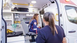 Homem persegue e agride ex-companheira