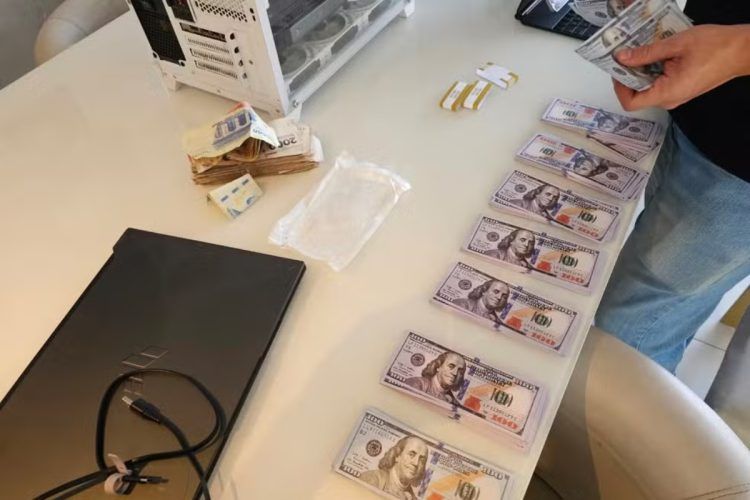 Dólares cenográficos encontrados na casa de Bia Miranda