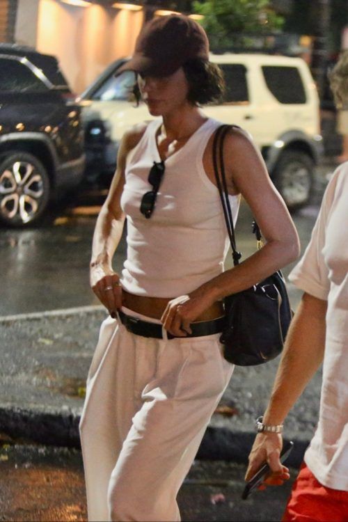 Bruna Marquezine saindo do restaurante