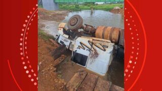 Carreta com soja cai no rio em São Miguel do Guaporé, RO