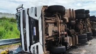 Carreta tomba na BR-364