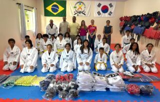 Deputada Cláudia de Jesus particpa da entrega de kimonos ao projeto Sonho Meu em Ji-Paraná