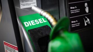 Governo busca evitar alta ainda maior do diesel
