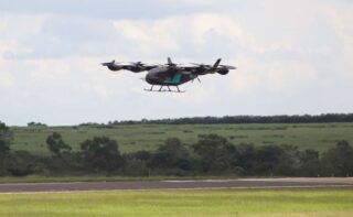 Embraer demonstra ‘carro voador’ em evento do caça Gripen
