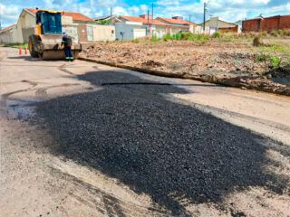 Equipe de tapa-buracos da Prefeitura atende bairros do primeiro distrito