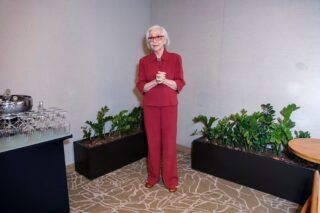 Fernanda Montenegro aposta em look vermelho em coletiva de ‘Velhos Bandidos’