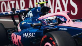 Franco Colapinto pilota carro de F1 em exibição da Alpine em Buenos Aires