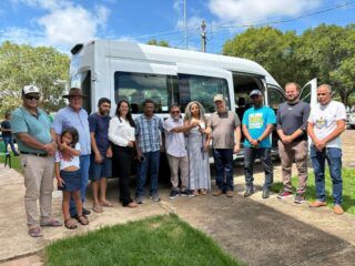 Governador Jorge Teixeira recebe van adquirida com emenda do deputado Pedro Fernandes