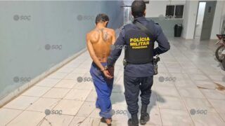 Homem é preso após agredir irmã com chutes e tentar atingi-la com martelo