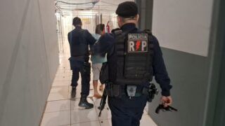 Polícia prende homem com arma em clube